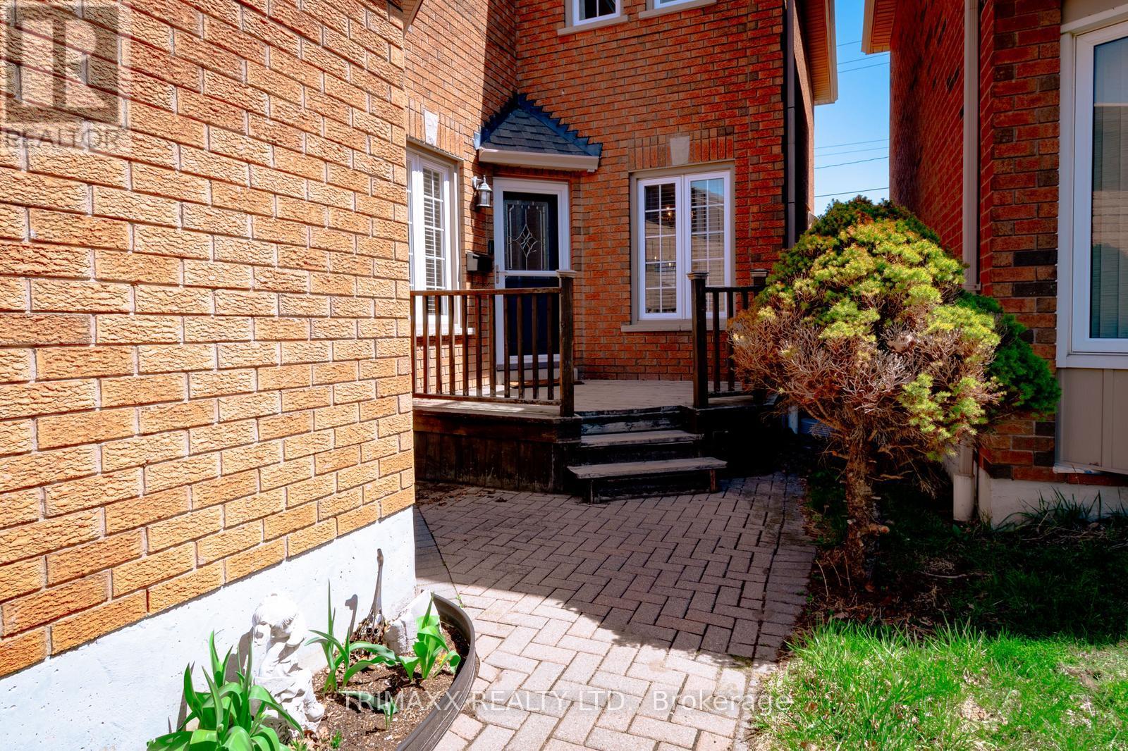 92 Hartrick Place, Whitby, Ontario  L1R 2C3 - Photo 2 - E13054688