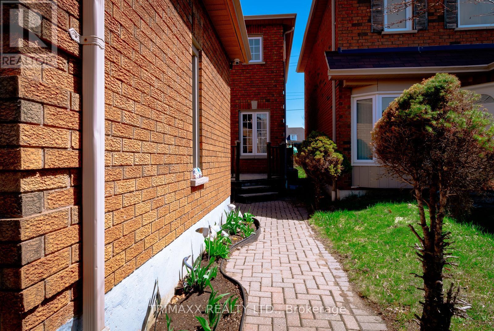 92 Hartrick Place, Whitby, Ontario  L1R 2C3 - Photo 3 - E13054688