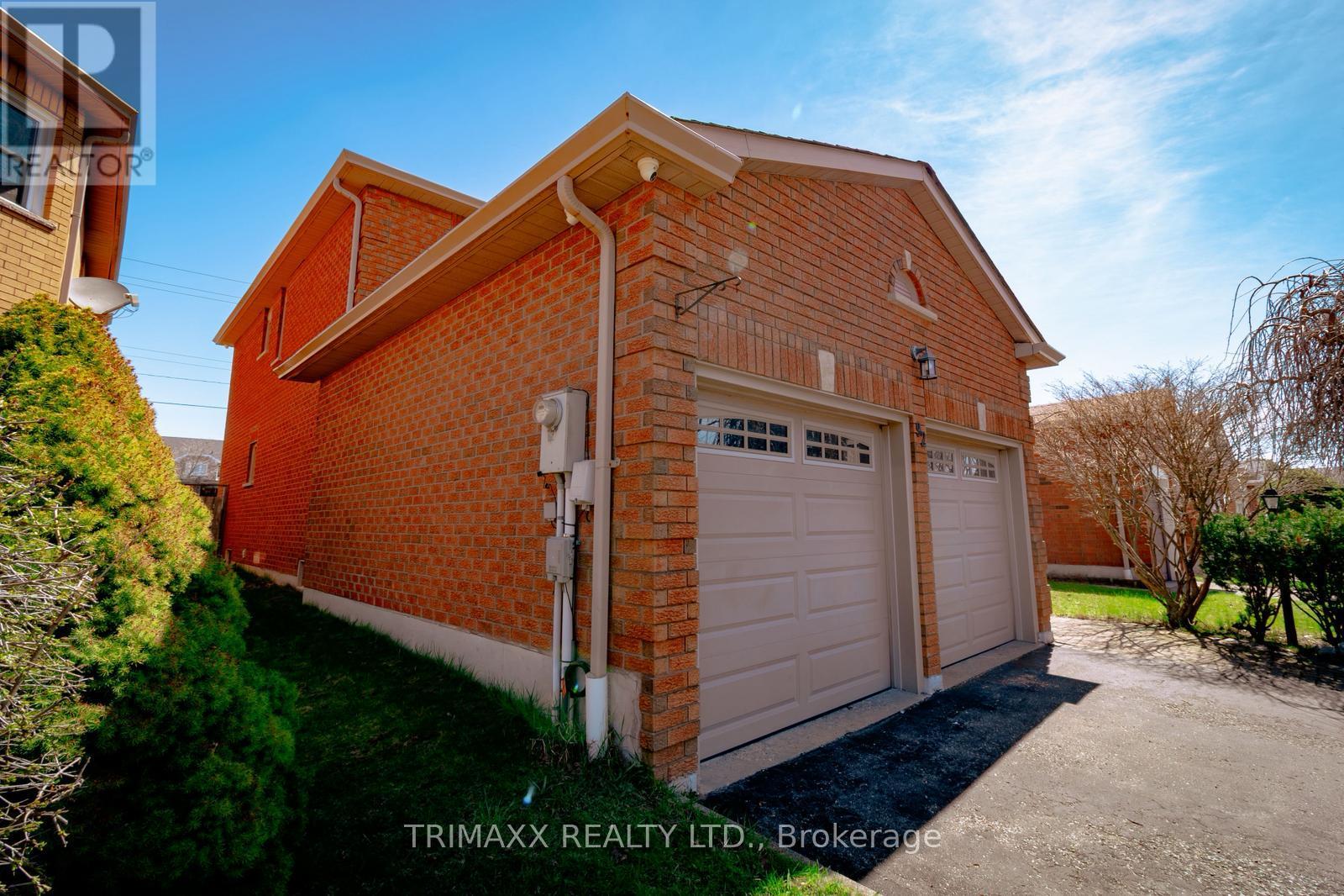 92 Hartrick Place, Whitby, Ontario  L1R 2C3 - Photo 4 - E13054688