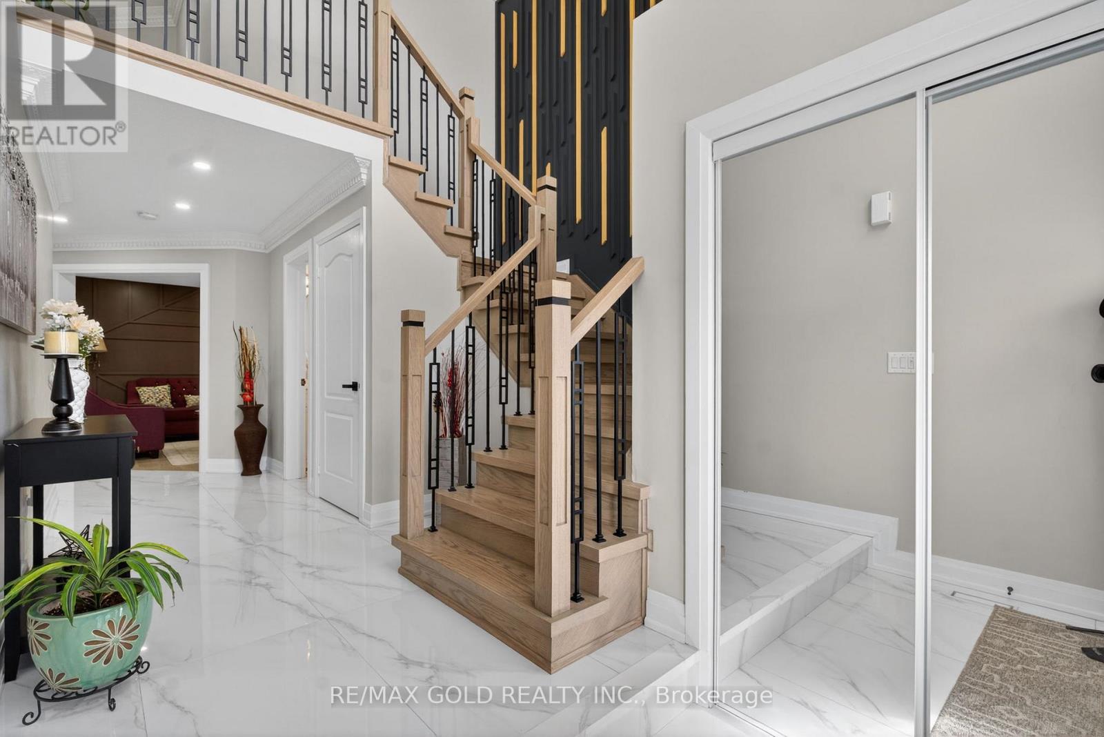 151 Brisdale Drive, Brampton, Ontario  L7A 2Y8 - Photo 4 - W13055006