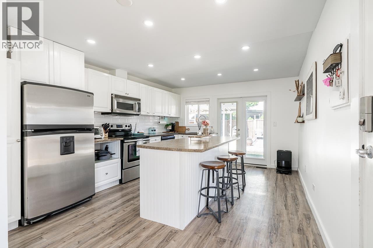 23035 117 Avenue, Maple Ridge, British Columbia  V2X 2K3 - Photo 2 - R3096421