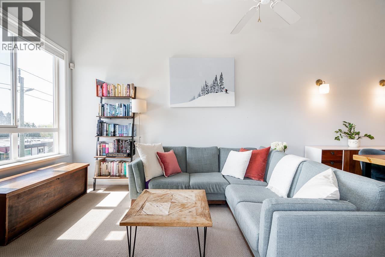 401 128 W 21ST STREET, North Vancouver, British Columbia