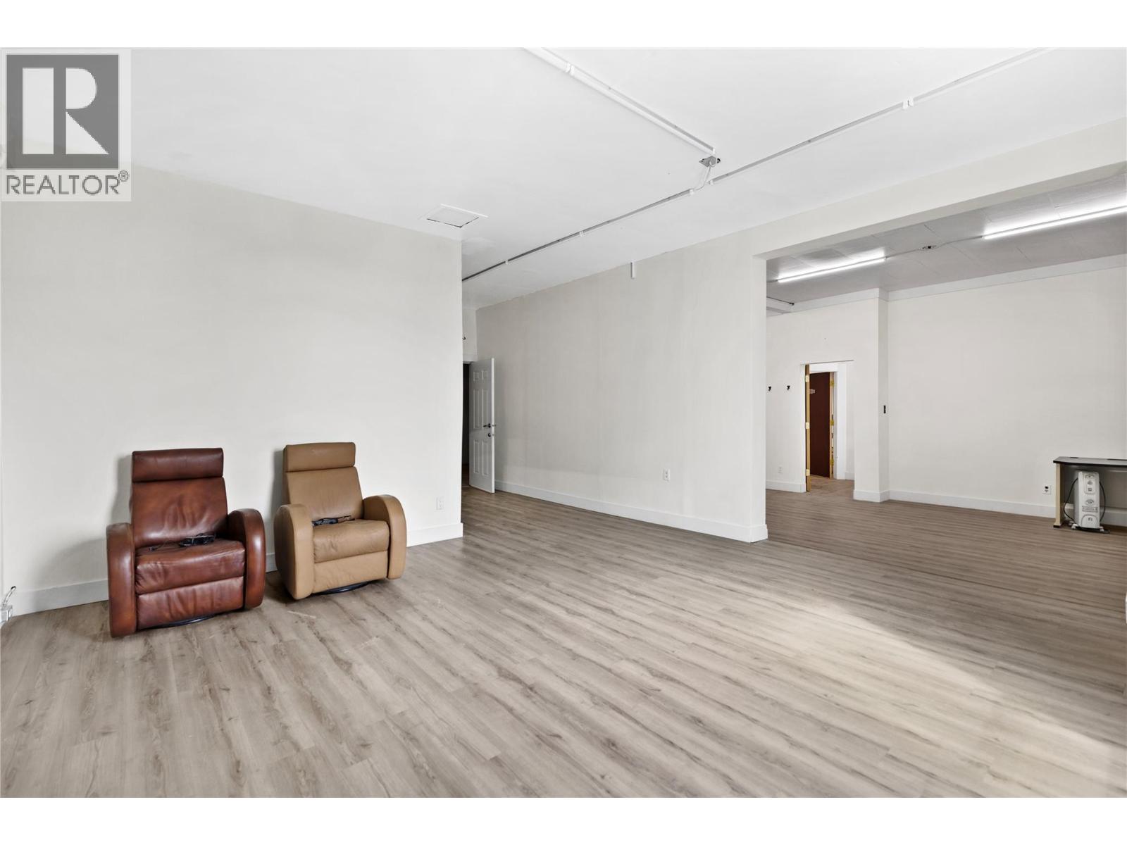 986 Victoria Street Unit# A/b, Kamloops, British Columbia  V2C 2B9 - Photo 2 - 10385239