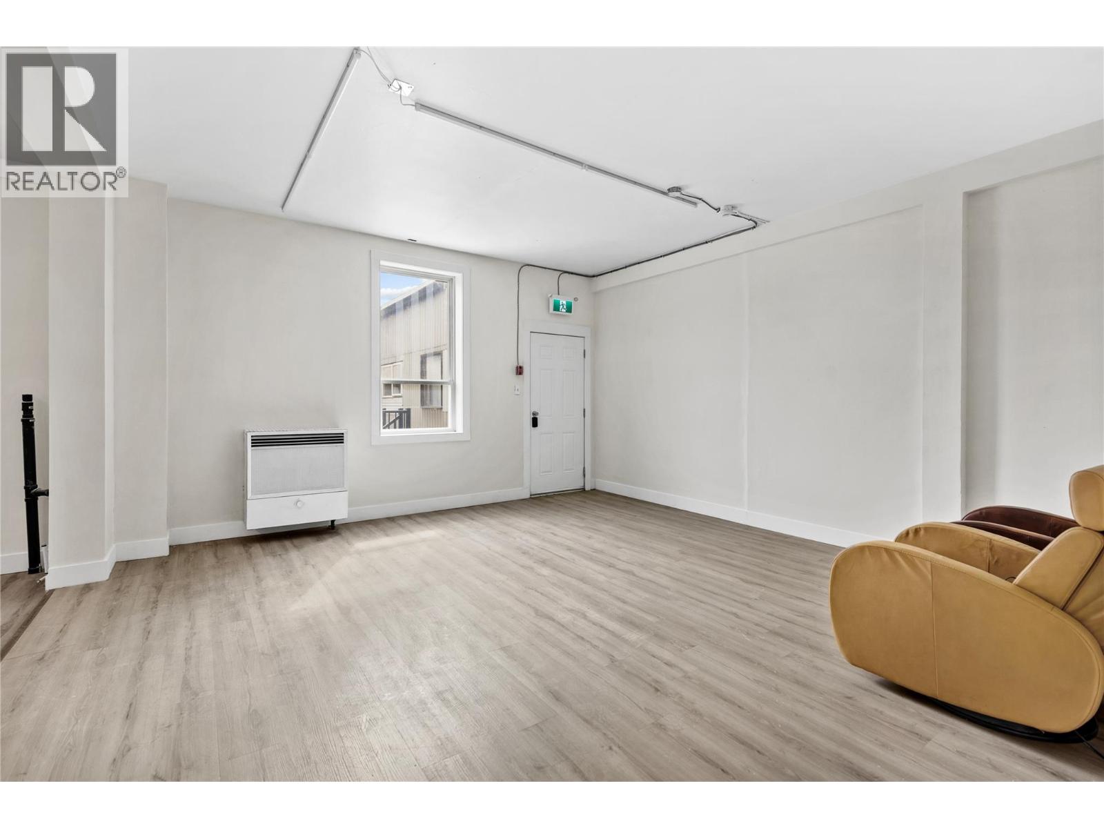 986 Victoria Street Unit# A/b, Kamloops, British Columbia  V2C 2B9 - Photo 3 - 10385239