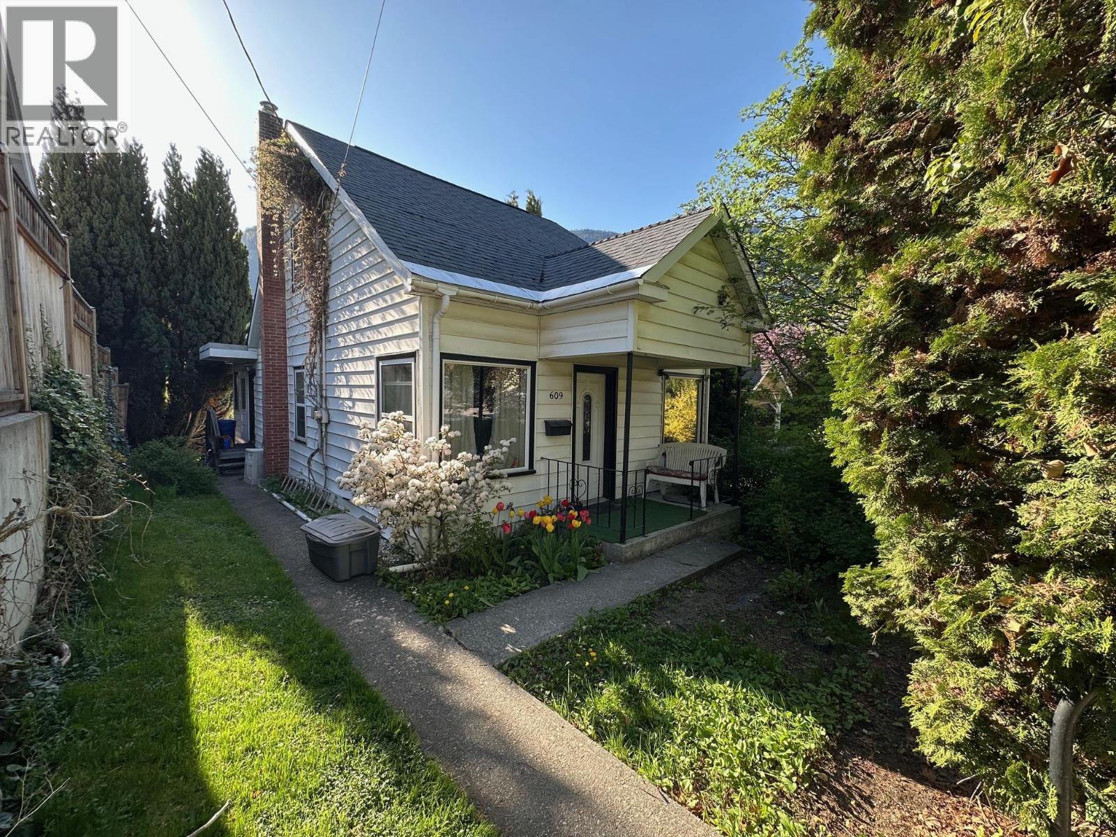 609 Second Street, Nelson, British Columbia  V1L 2L7 - Photo 2 - 10385161