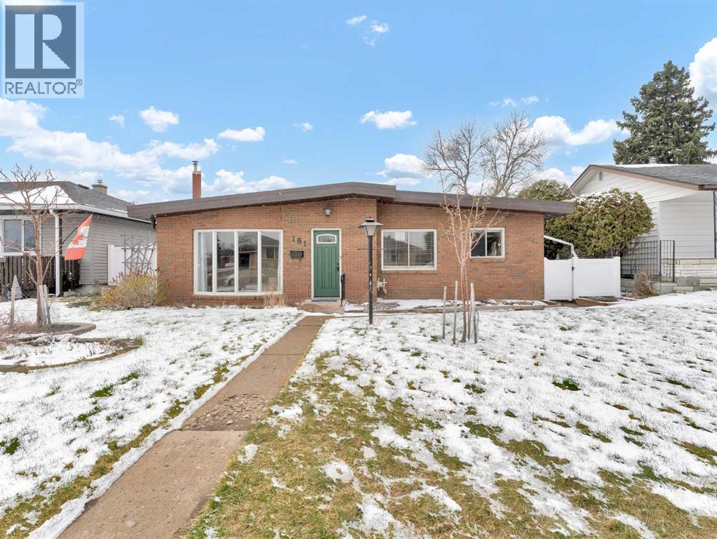 161 Burns Crescent Nw, Medicine Hat, Alberta  T1A 6W2 - Photo 1 - A2305536