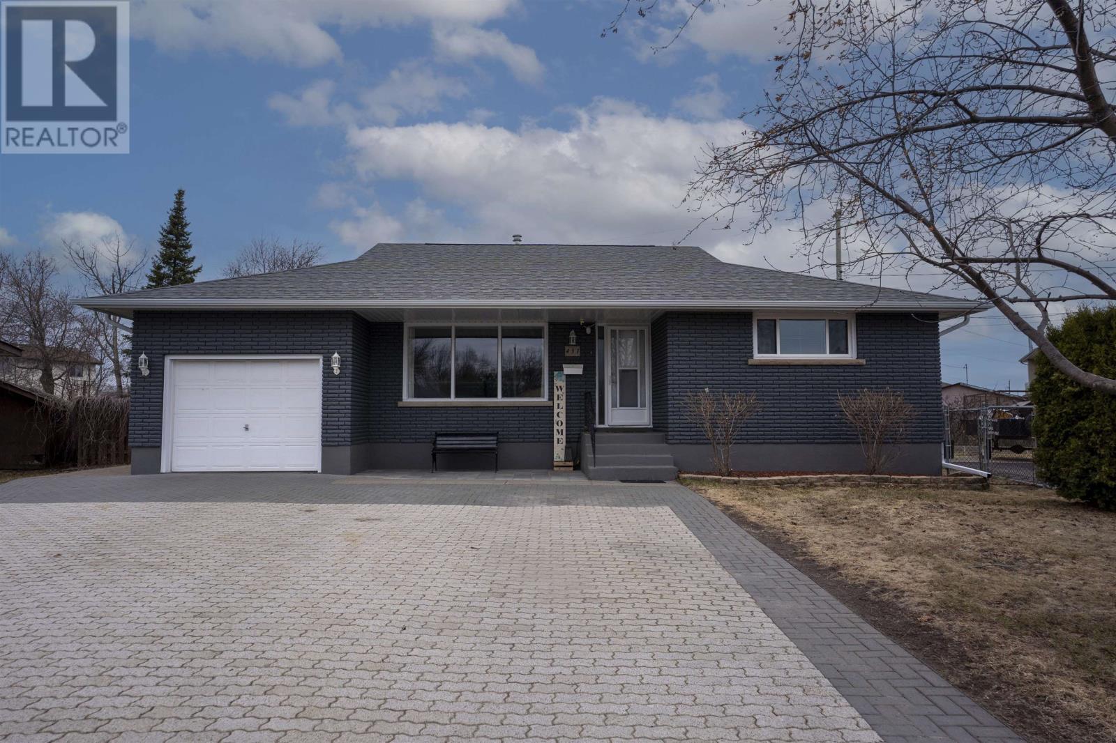 431 Cartier Ct, Thunder Bay, Ontario  P7E 6A9 - Photo 2 - TB2600832