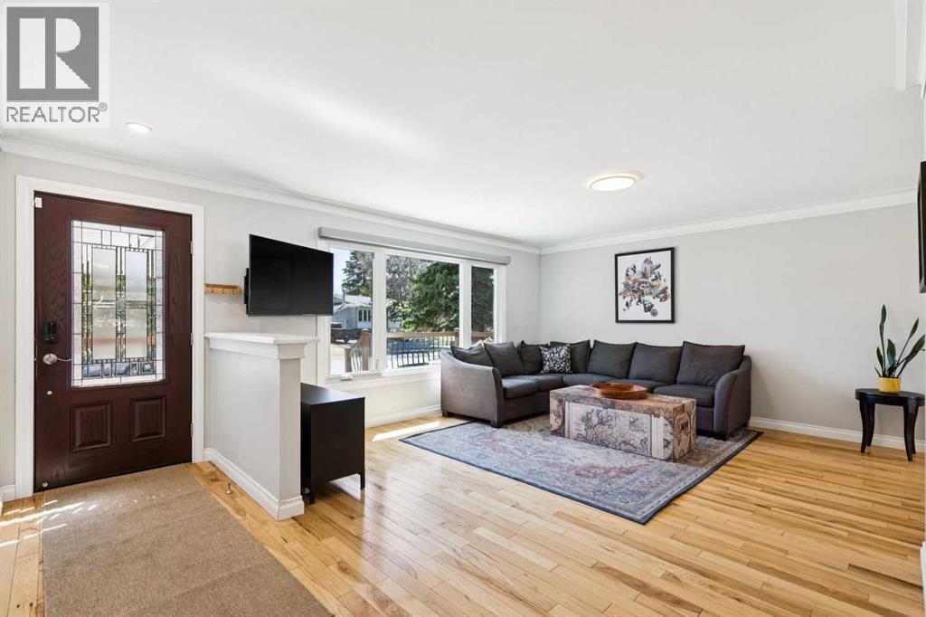 734 Oakhill Place SW, Calgary, Alberta  T2V 3X9 - Photo 3 - A2299715