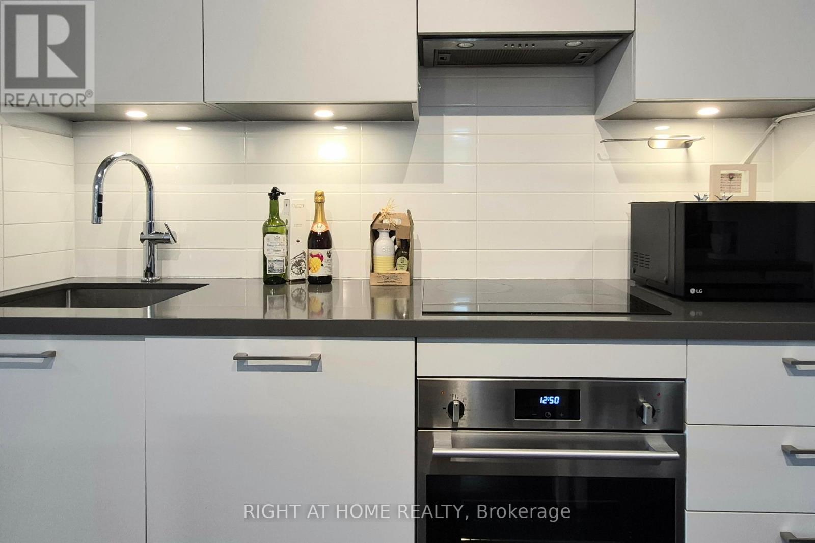 319 - 33 Frederick Todd Way W, Toronto, Ontario  M4G 0C9 - Photo 2 - C13055260