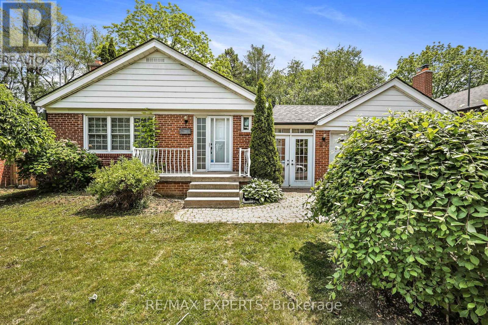 17 BRINLOOR BOULEVARD, Toronto, Ontario