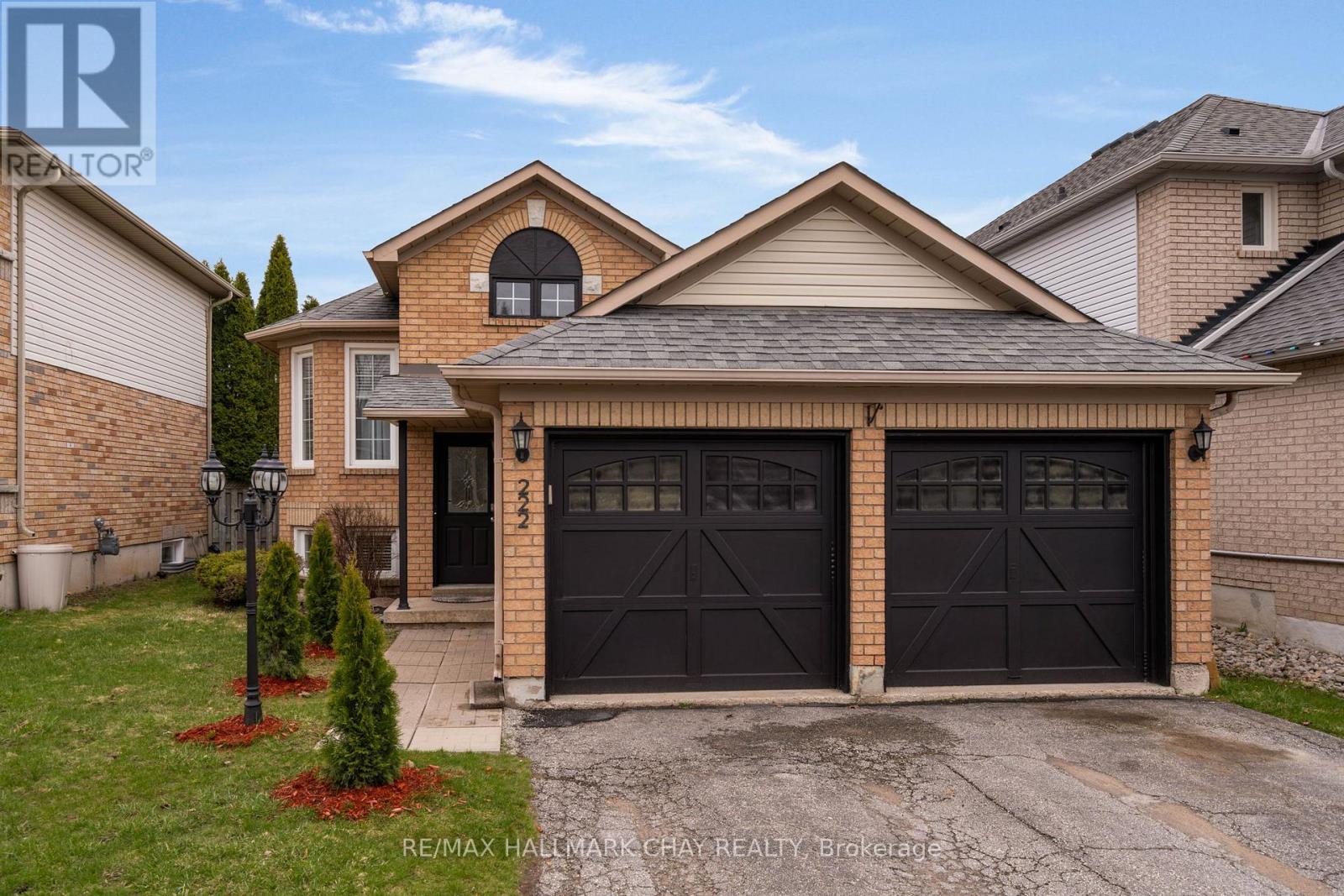 222 Wessenger Drive, Barrie, Ontario  L4N 8R4 - Photo 2 - S13055202