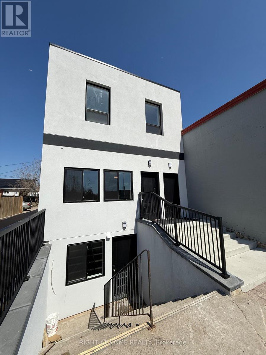 28 West Street N, Orillia, Ontario  L3V 5B8 - Photo 2 - S13055234