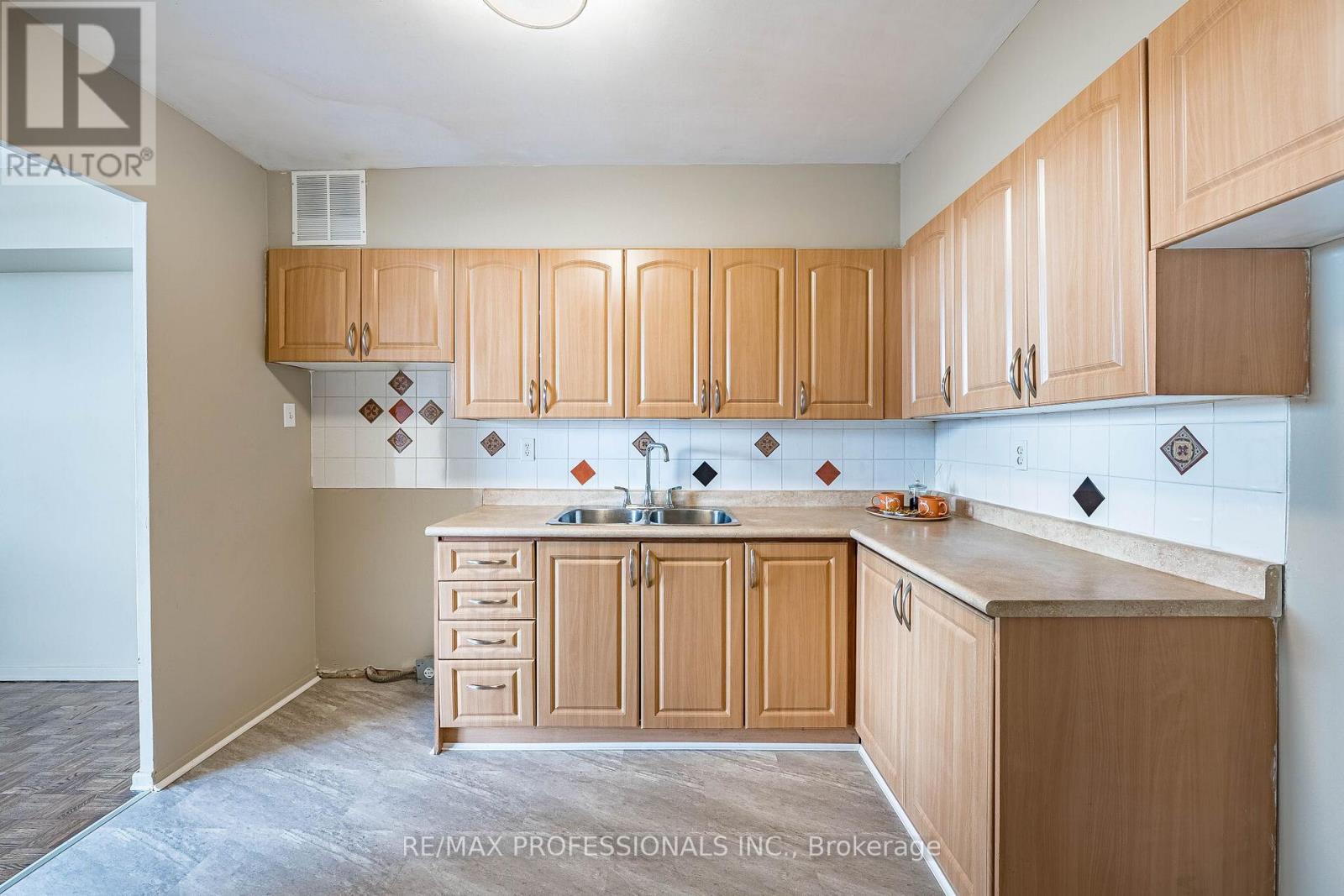 1618 - 551 The West Mall, Toronto, Ontario  M9C 1G7 - Photo 11 - W13055258