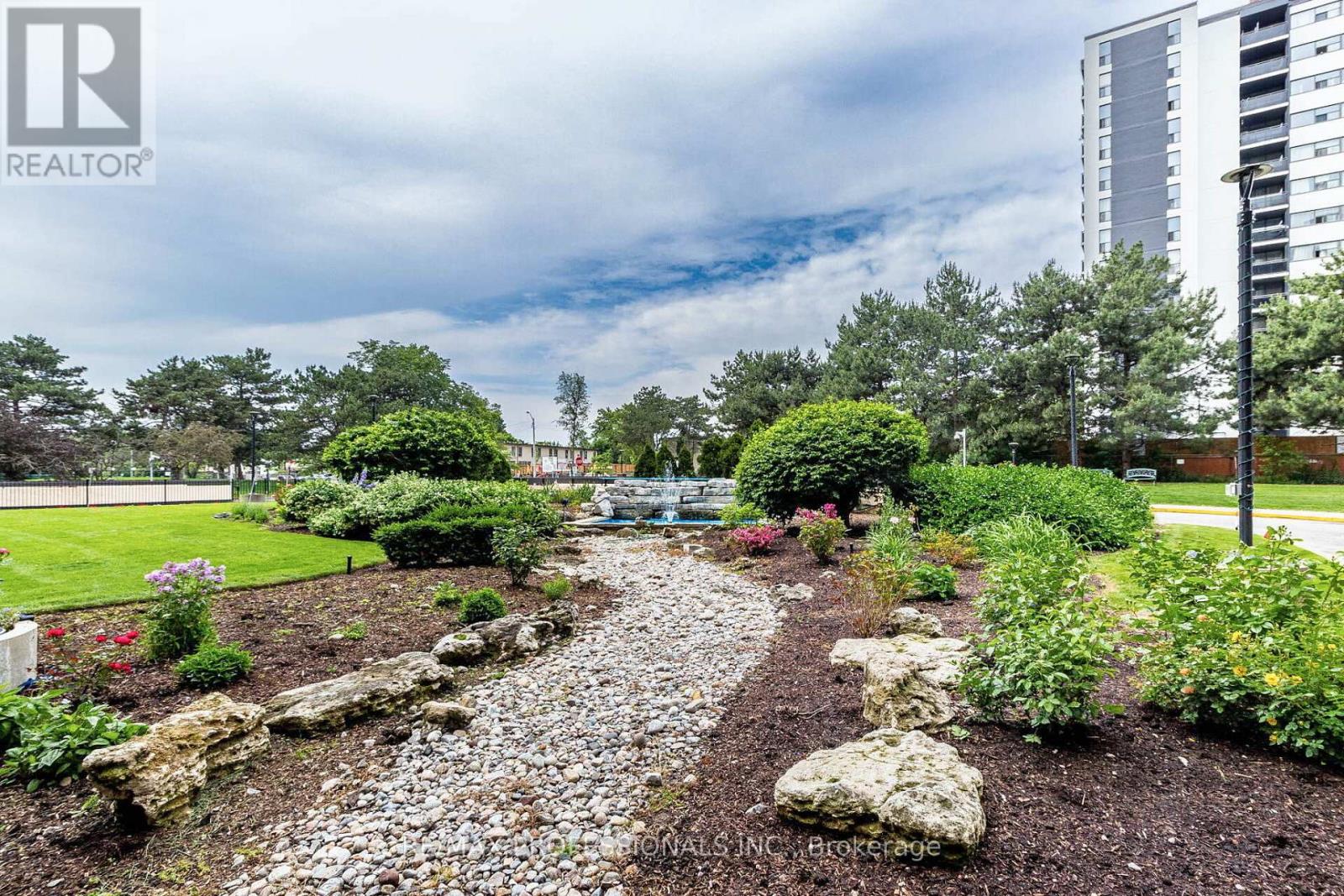 1618 - 551 The West Mall, Toronto, Ontario  M9C 1G7 - Photo 4 - W13055258