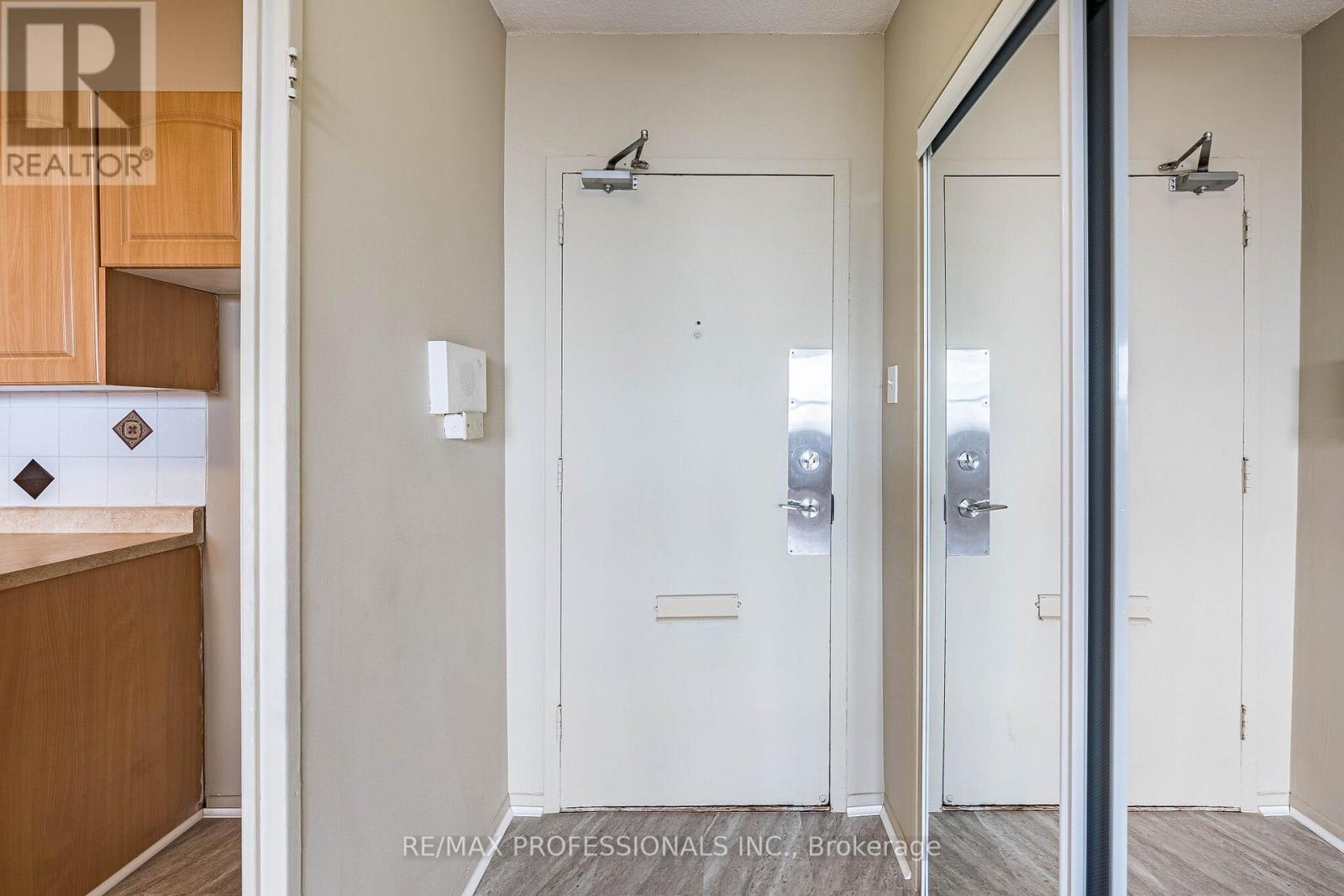 1618 - 551 The West Mall, Toronto, Ontario  M9C 1G7 - Photo 8 - W13055258