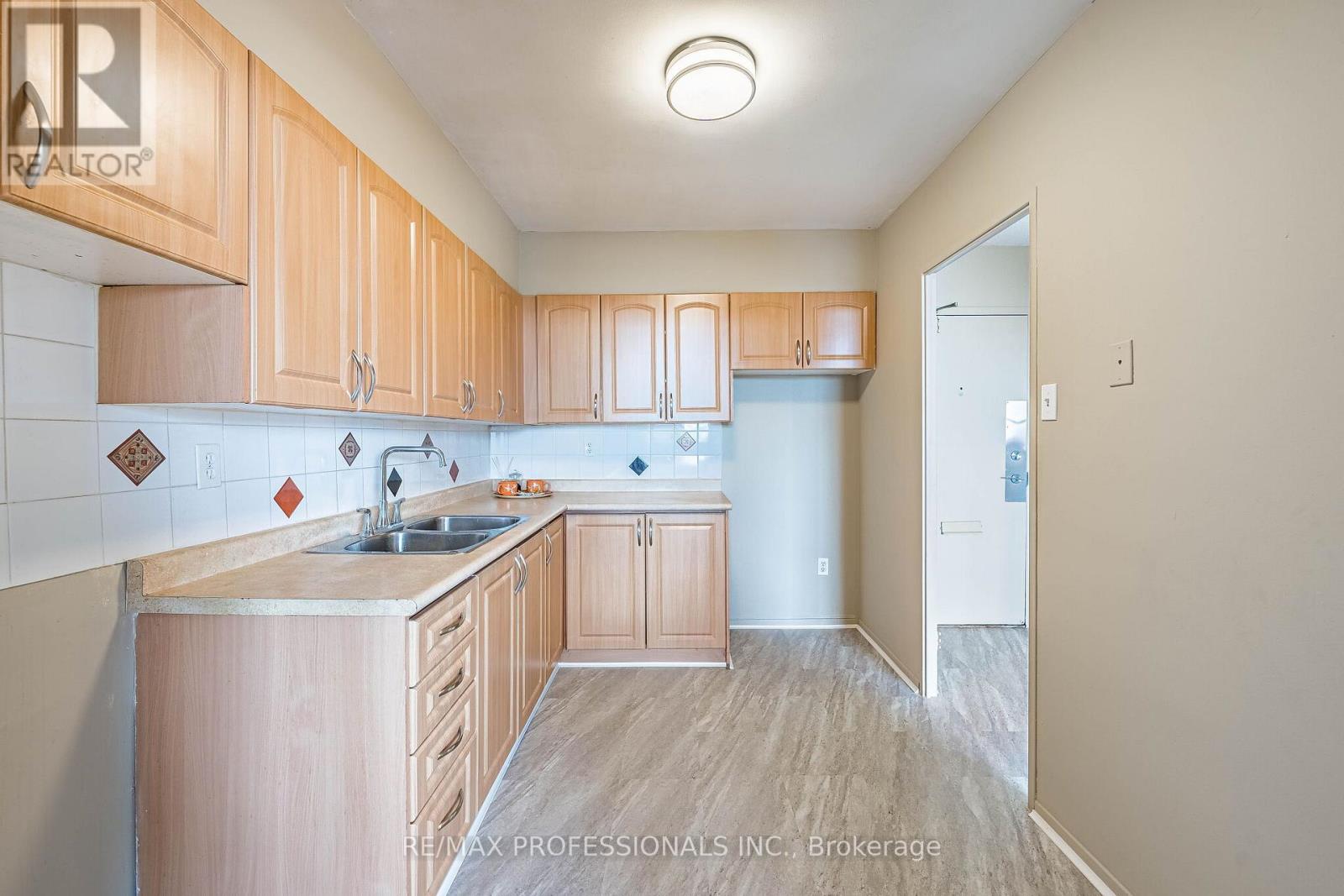 1618 - 551 The West Mall, Toronto, Ontario  M9C 1G7 - Photo 9 - W13055258