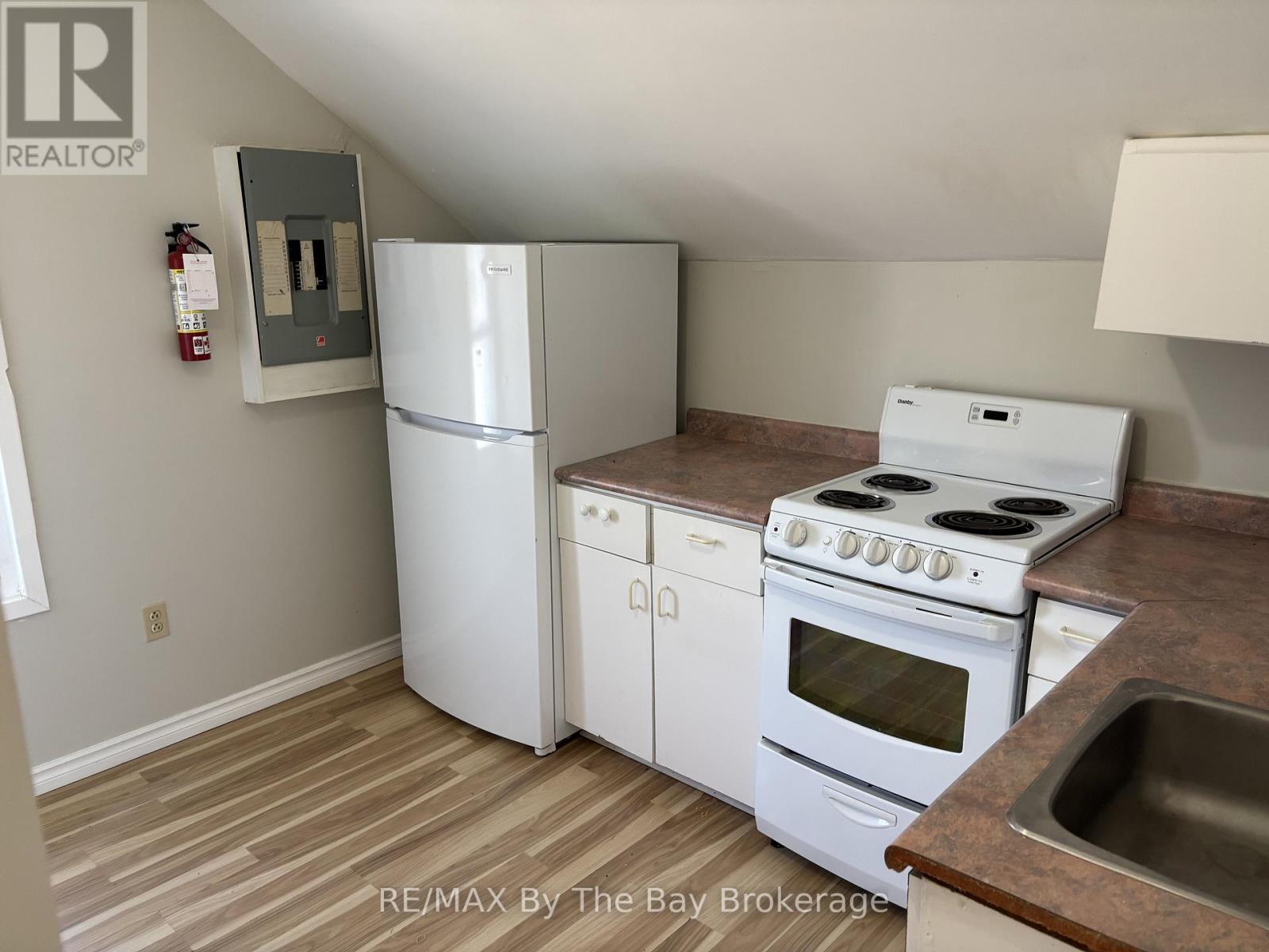 13 Henry Street, Barrie (Queen's Park), Ontario  L4N 1C5 - Photo 9 - S13055392