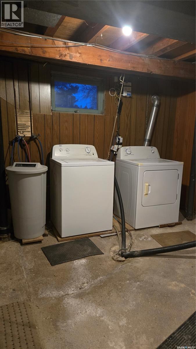 832 Peters Avenue, Oxbow, Saskatchewan  S0C 2B0 - Photo 12 - SK025484