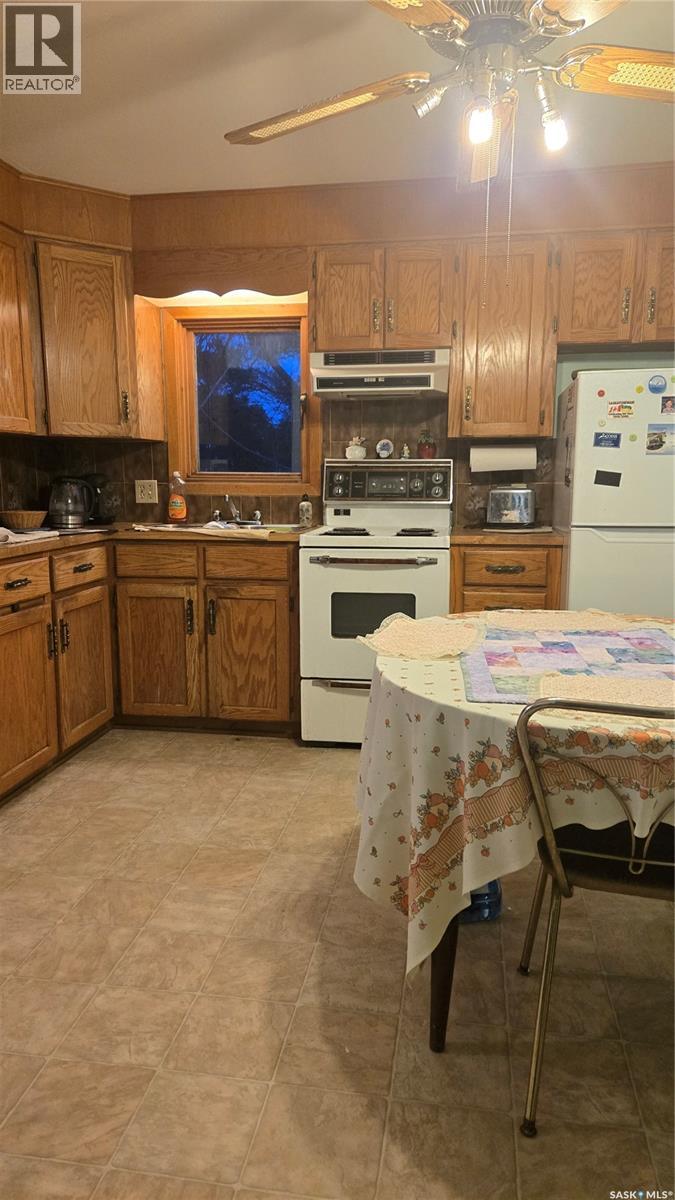 832 Peters Avenue, Oxbow, Saskatchewan  S0C 2B0 - Photo 8 - SK025484