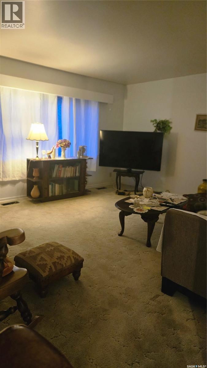 832 Peters Avenue, Oxbow, Saskatchewan  S0C 2B0 - Photo 2 - SK025484