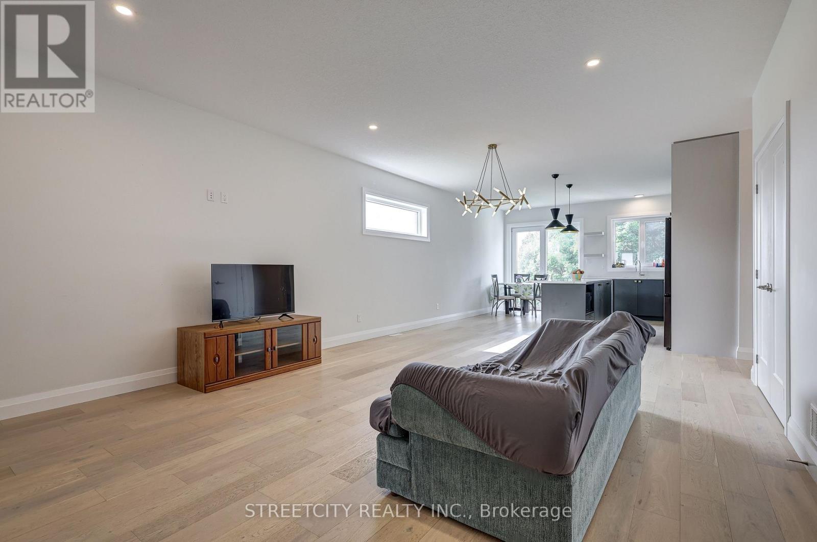 42 Alexander Circle, Strathroy-Caradoc, Ontario  N7G 0B5 - Photo 11 - X13055466