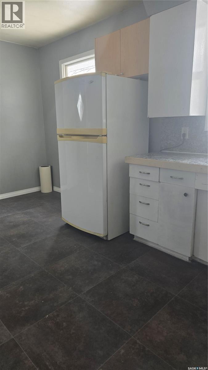 713 Prospect Avenue, Oxbow, Saskatchewan  S0C 2B0 - Photo 3 - SK029909
