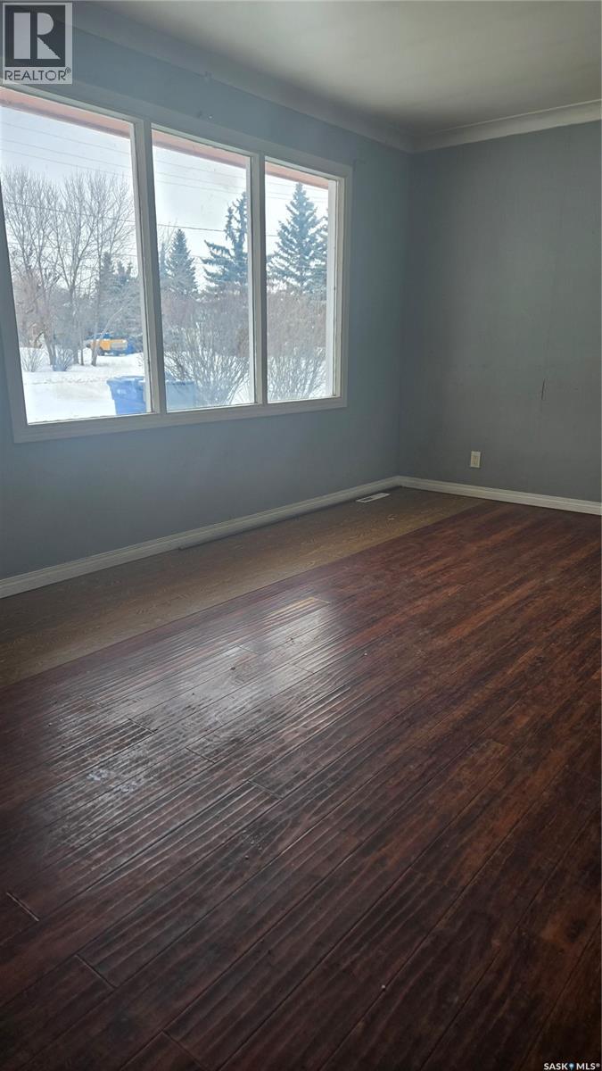 713 Prospect Avenue, Oxbow, Saskatchewan  S0C 2B0 - Photo 2 - SK029909