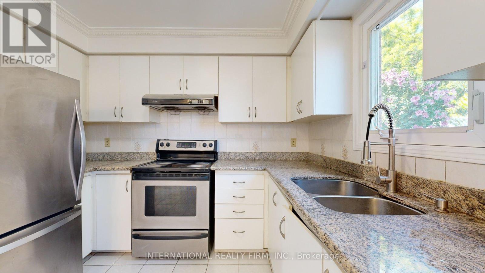 71 Olivewood Drive, Markham, Ontario  L3S 3E2 - Photo 8 - N13055474