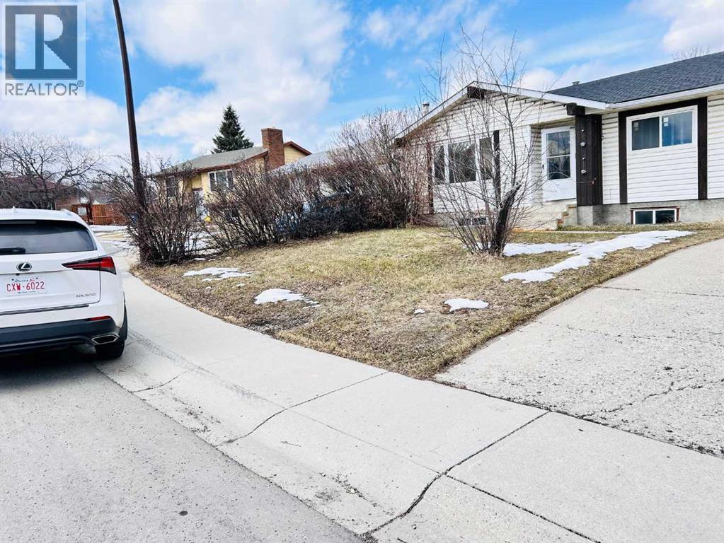 223 Pineland Place NE, Calgary, Alberta