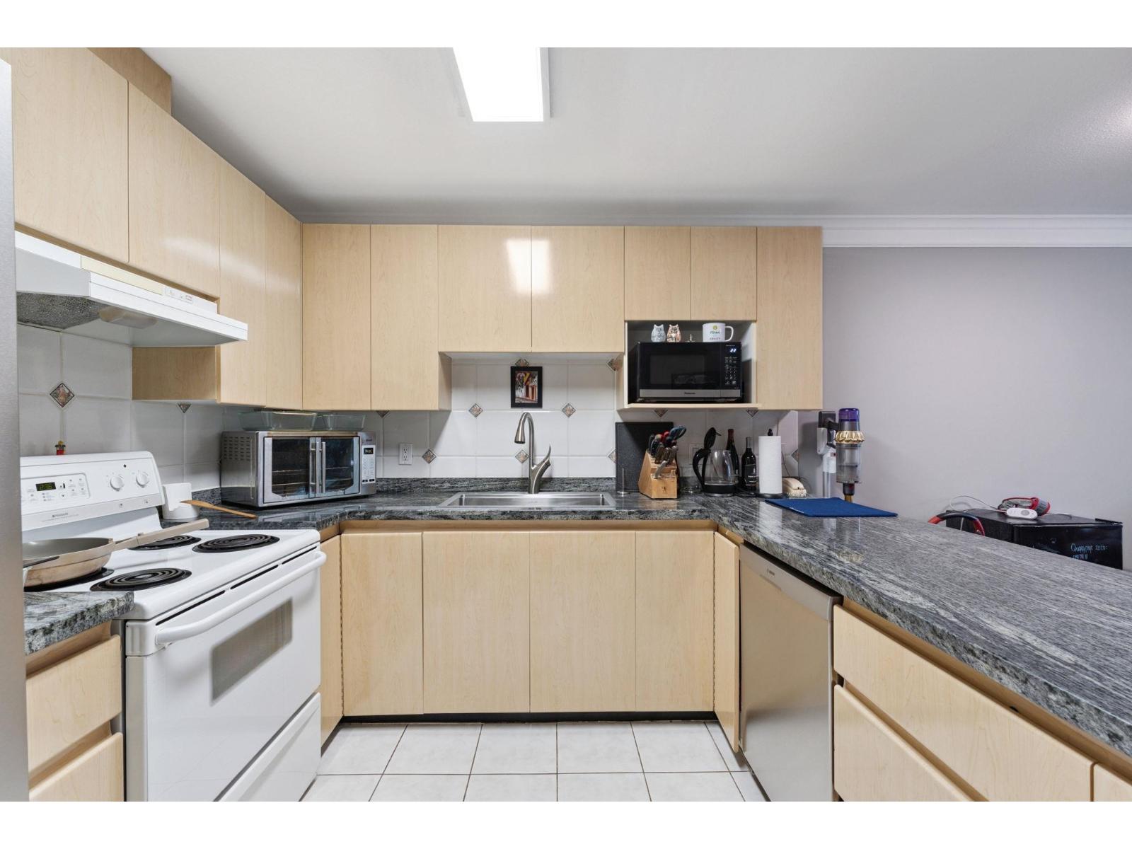 211 8115 121a Street, Surrey, British Columbia  V3W 1J2 - Photo 7 - R3117120