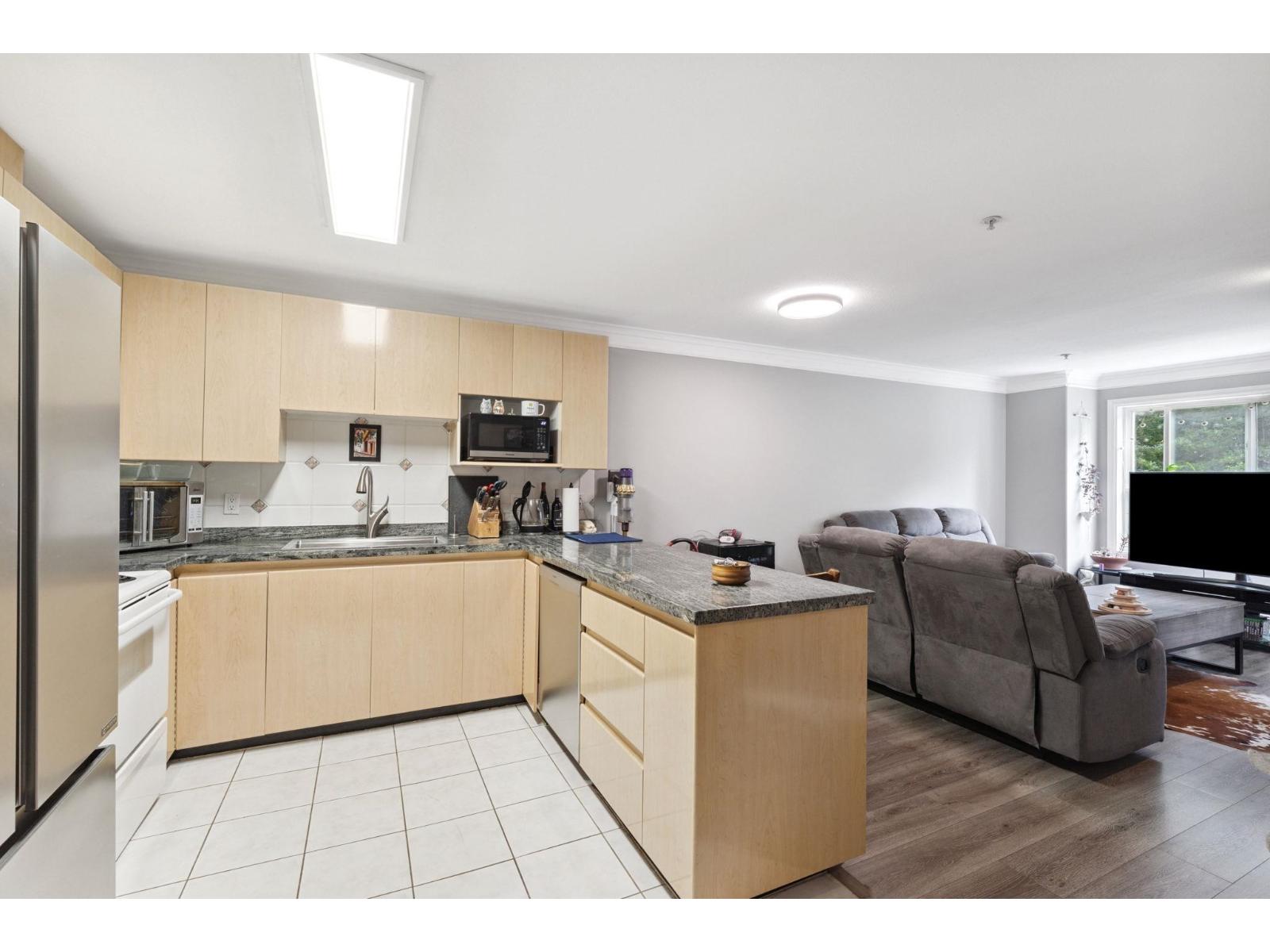 211 8115 121a Street, Surrey, British Columbia  V3W 1J2 - Photo 8 - R3117120