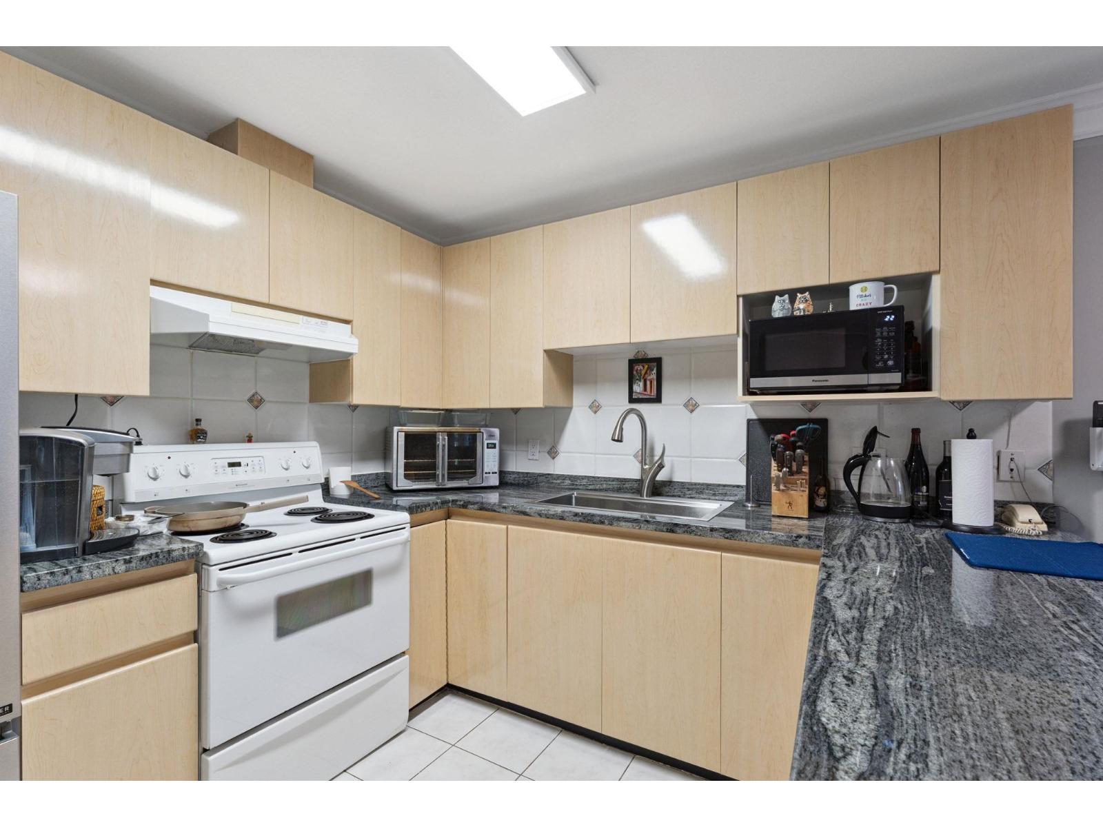 211 8115 121a Street, Surrey, British Columbia  V3W 1J2 - Photo 9 - R3117120