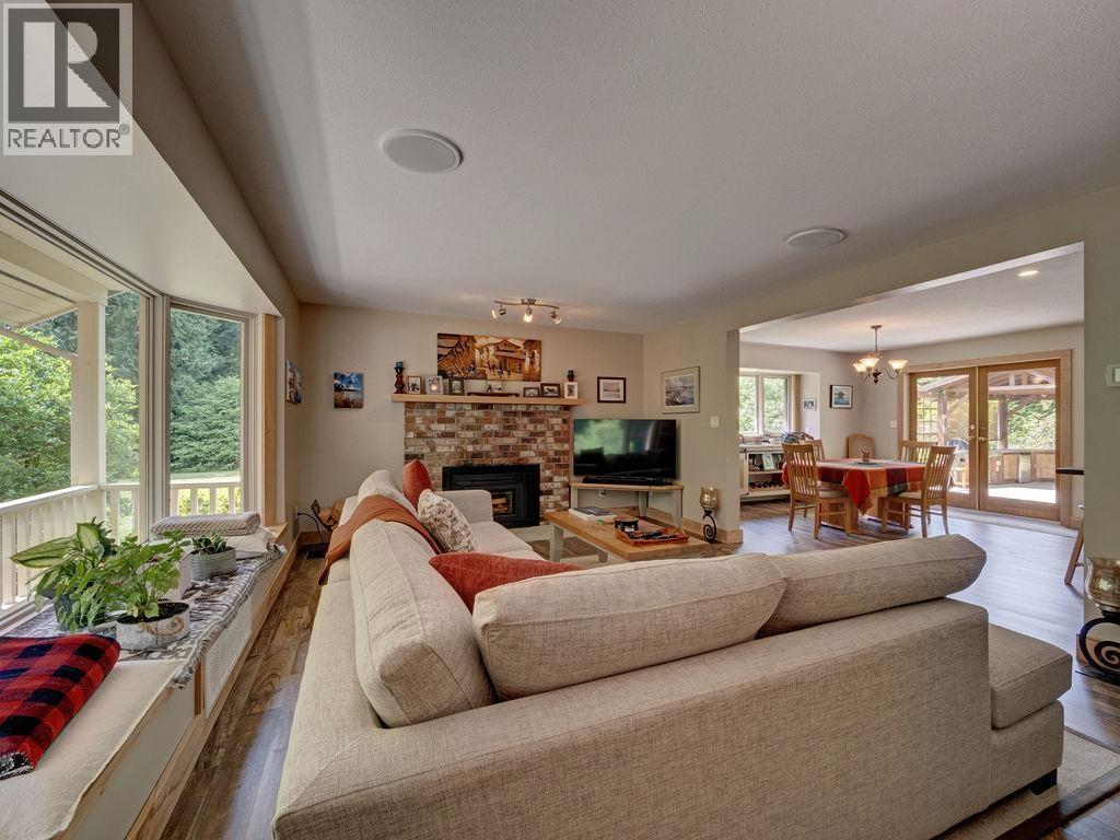 1317 Lockyer Road, Roberts Creek, British Columbia  V0N 2W1 - Photo 11 - R3117021