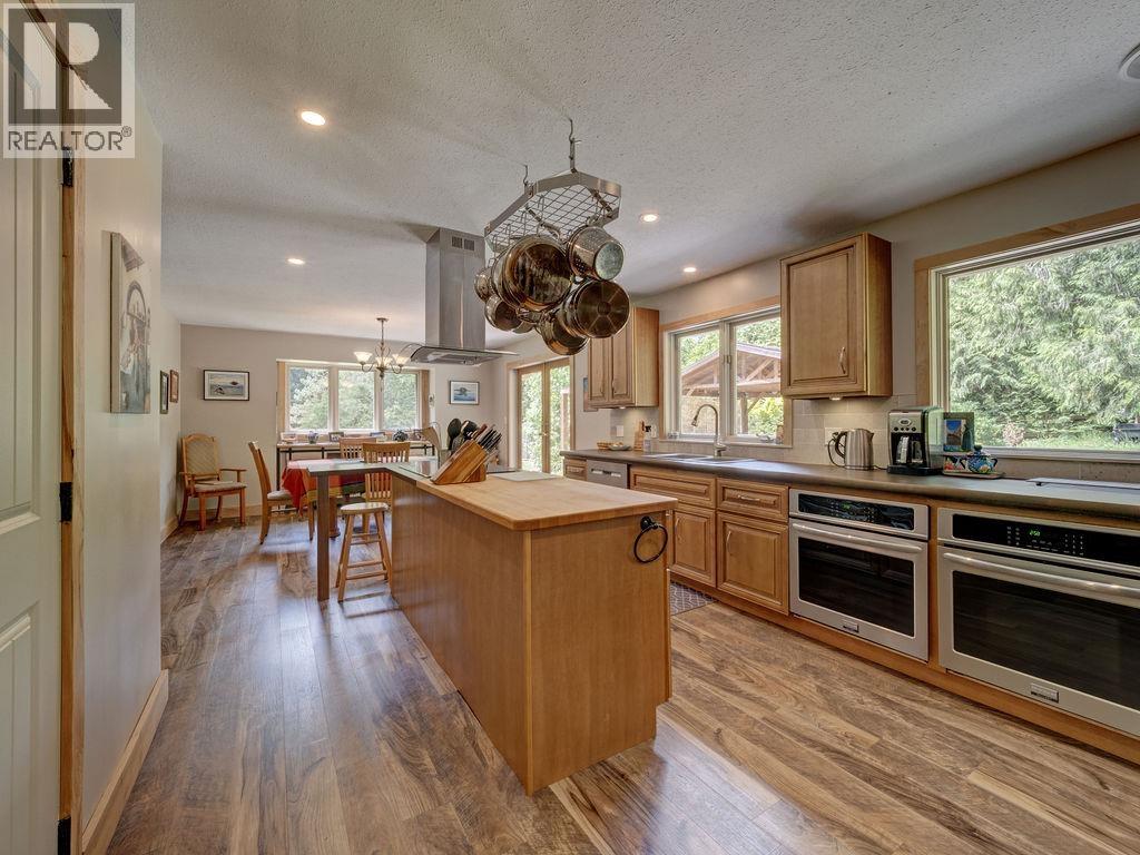 1317 Lockyer Road, Roberts Creek, British Columbia  V0N 2W1 - Photo 5 - R3117021