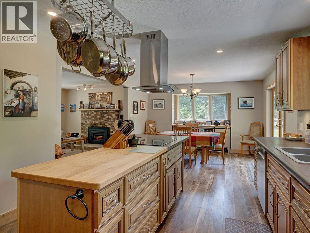 1317 Lockyer Road, Roberts Creek, British Columbia  V0N 2W1 - Photo 9 - R3117021