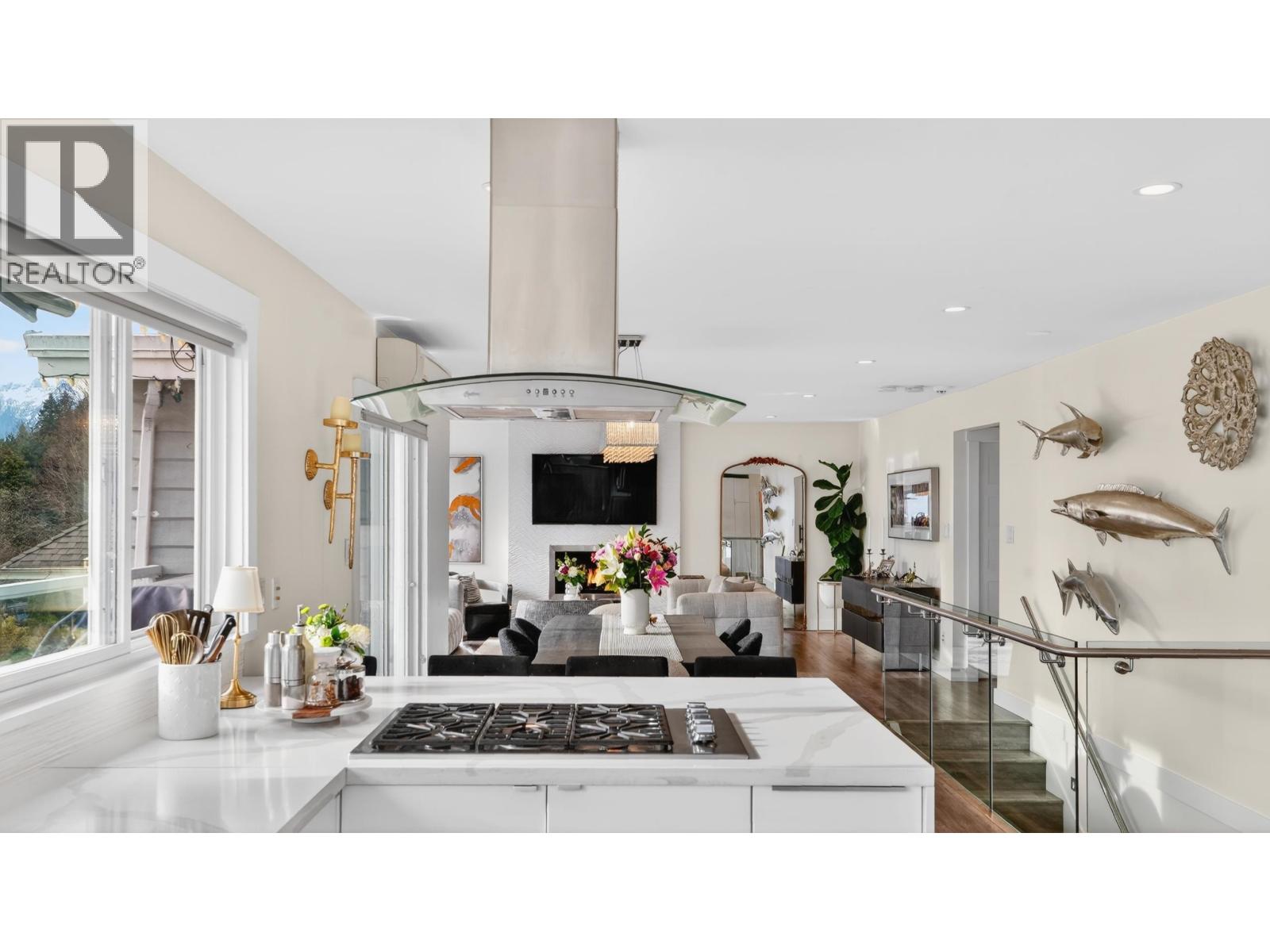 668 Alpine Court, North Vancouver, British Columbia  V7R 2L8 - Photo 3 - R3117061