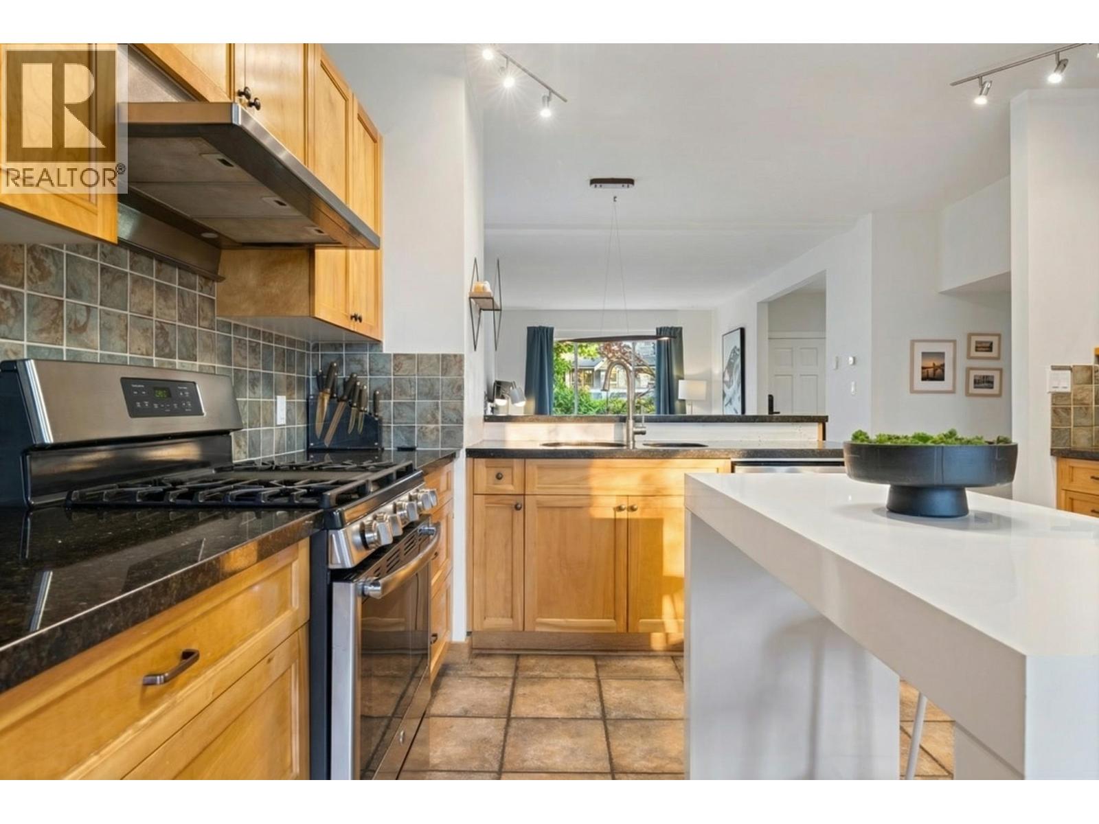 261 E 4th Street, North Vancouver, British Columbia  V7L 1J1 - Photo 13 - R3117070