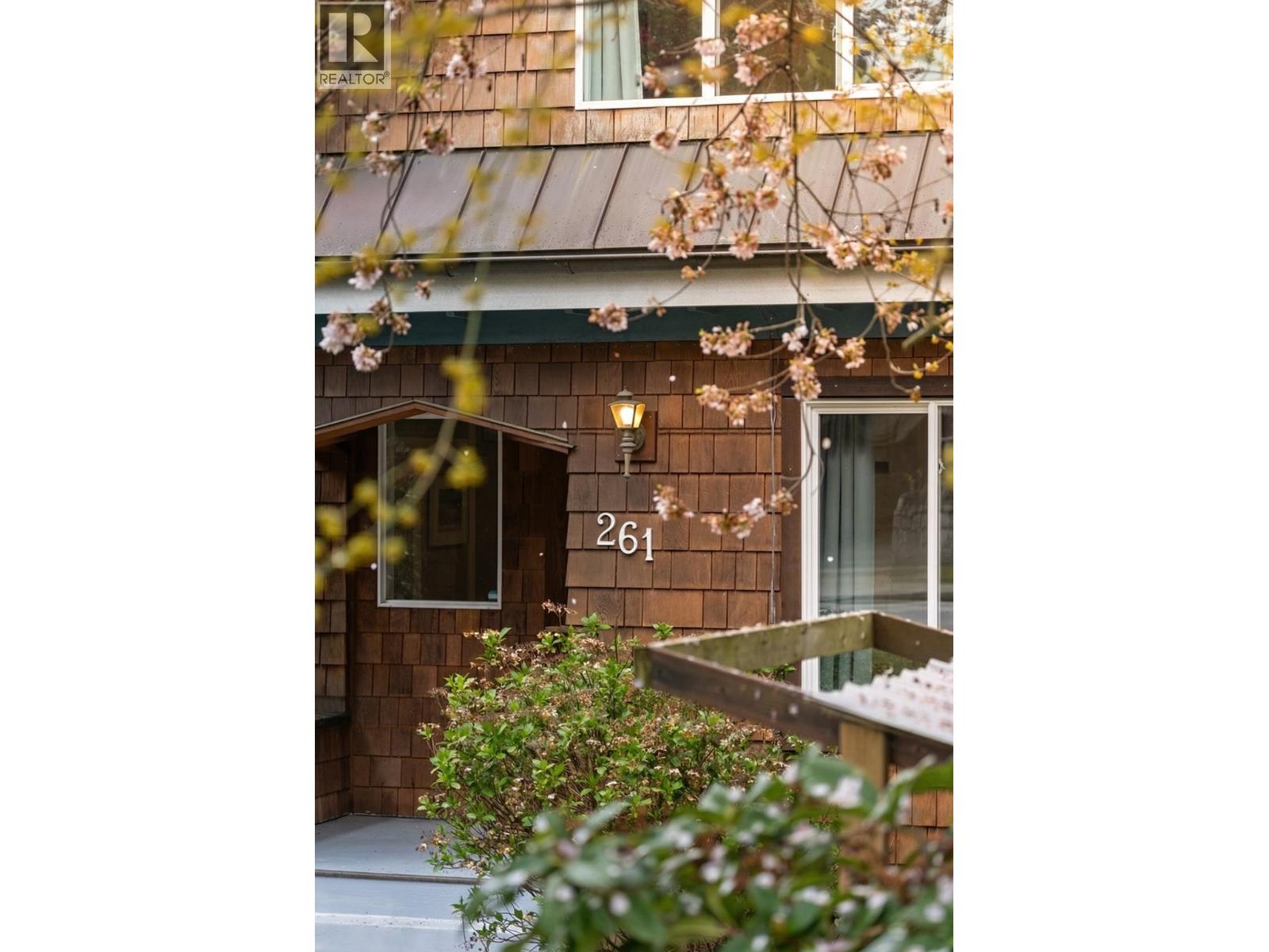 261 E 4th Street, North Vancouver, British Columbia  V7L 1J1 - Photo 3 - R3117070