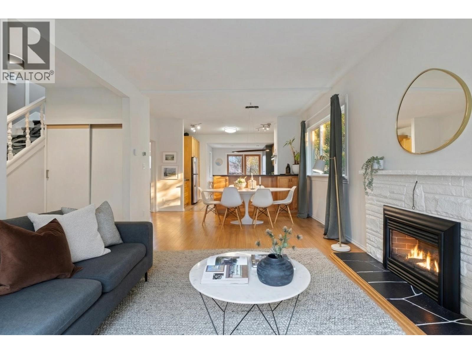 261 E 4th Street, North Vancouver, British Columbia  V7L 1J1 - Photo 4 - R3117070