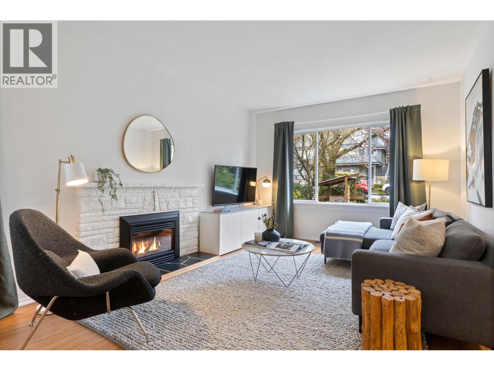 261 E 4th Street, North Vancouver, British Columbia  V7L 1J1 - Photo 5 - R3117070