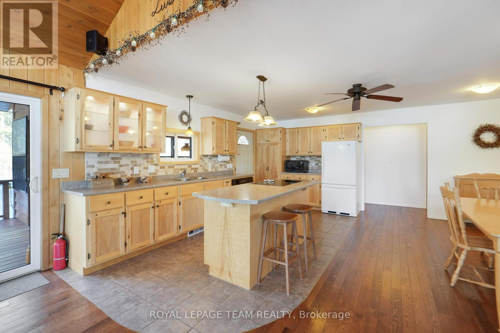 578b Elsie Lane, Greater Madawaska, Ontario  K0J 1H0 - Photo 15 - X12844504