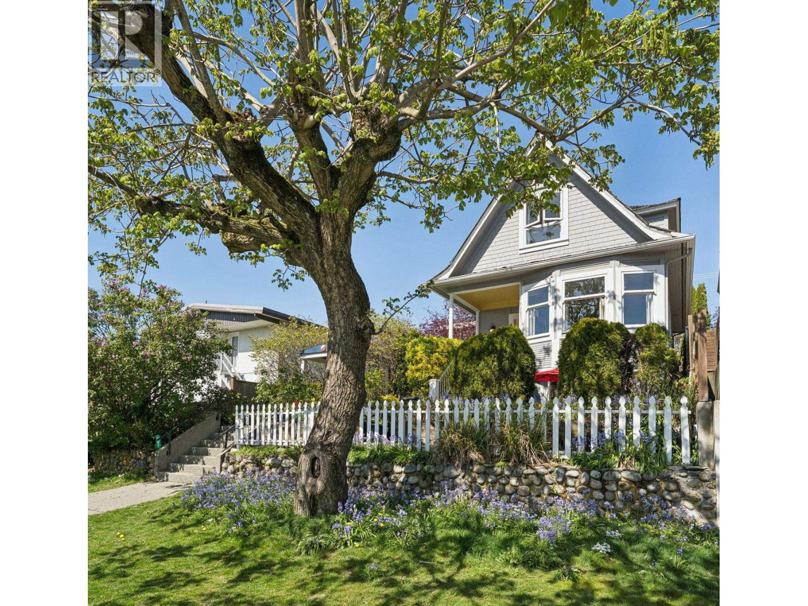 408 E 2nd Street, North Vancouver, British Columbia  V7L 1C8 - Photo 2 - R3116399