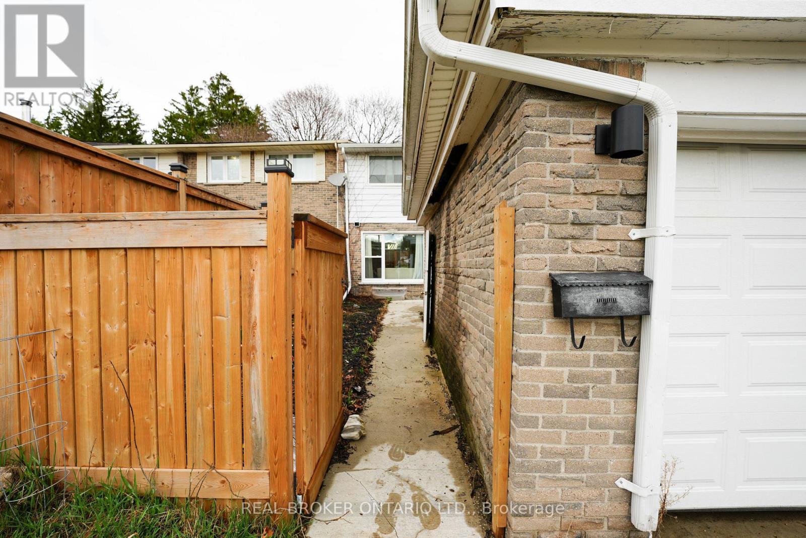 8 Ralgreen Crescent, Kitchener, Ontario  N2M 1T9 - Photo 2 - X12994936
