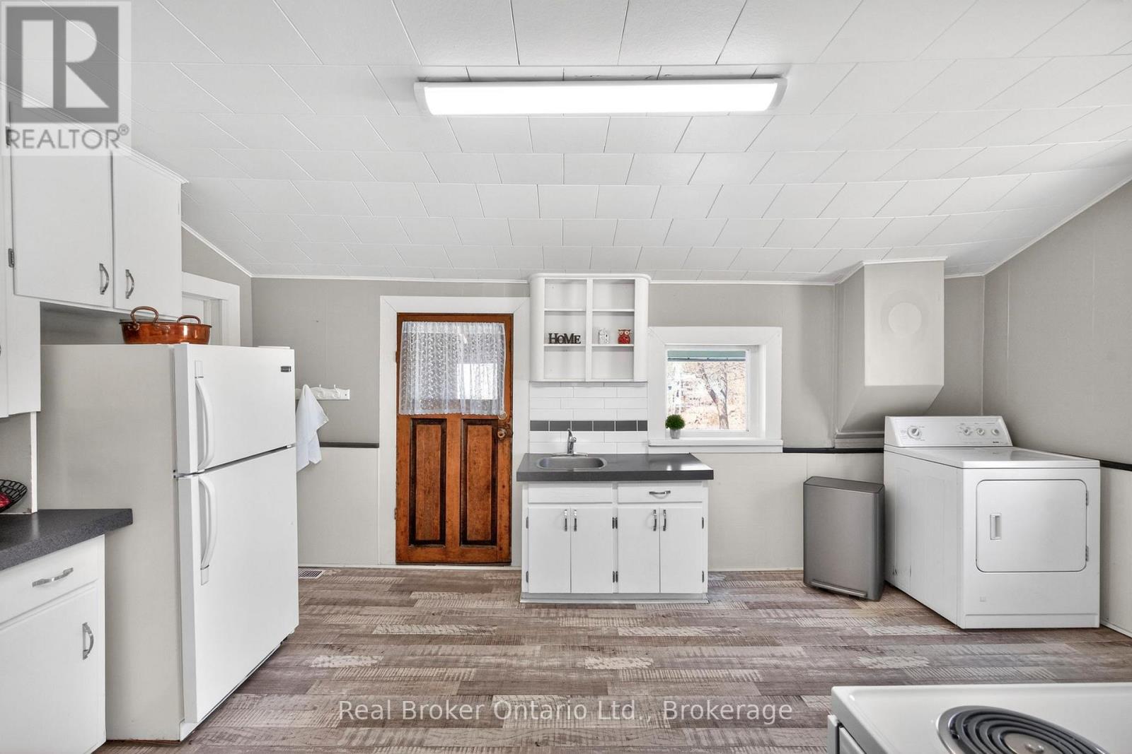 135 Poyntz Street, Penetanguishene, Ontario  L9M 1P5 - Photo 10 - S13055574