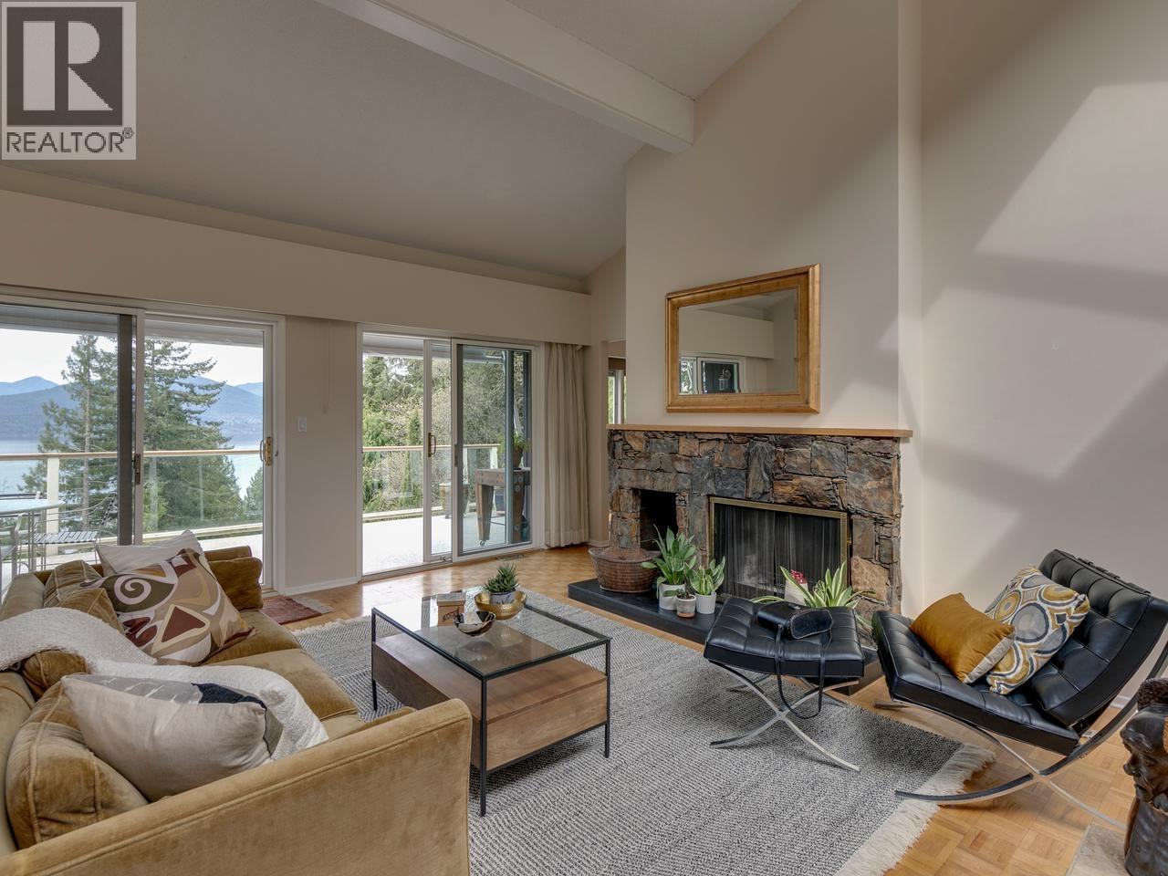 110 Oceanview Place, Lions Bay, British Columbia  V0N 2E0 - Photo 2 - R3117130