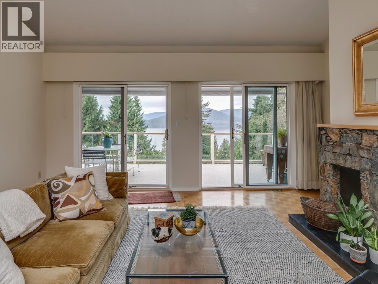 110 Oceanview Place, Lions Bay, British Columbia  V0N 2E0 - Photo 3 - R3117130