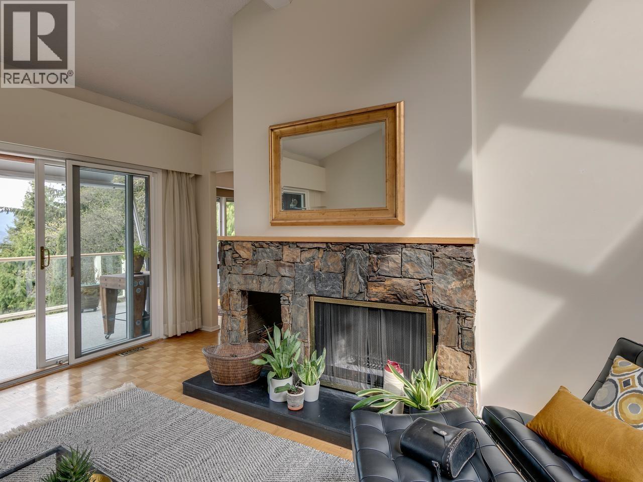 110 Oceanview Place, Lions Bay, British Columbia  V0N 2E0 - Photo 4 - R3117130