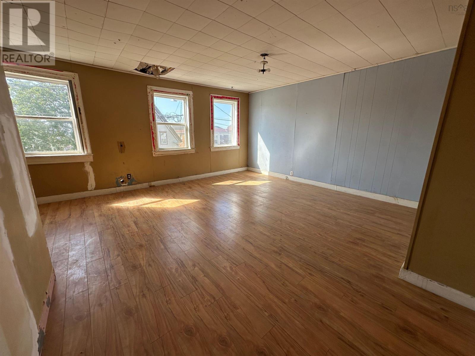 11 Kirk Street, Yarmouth, Nova Scotia  B5A 1S6 - Photo 2 - 202603541