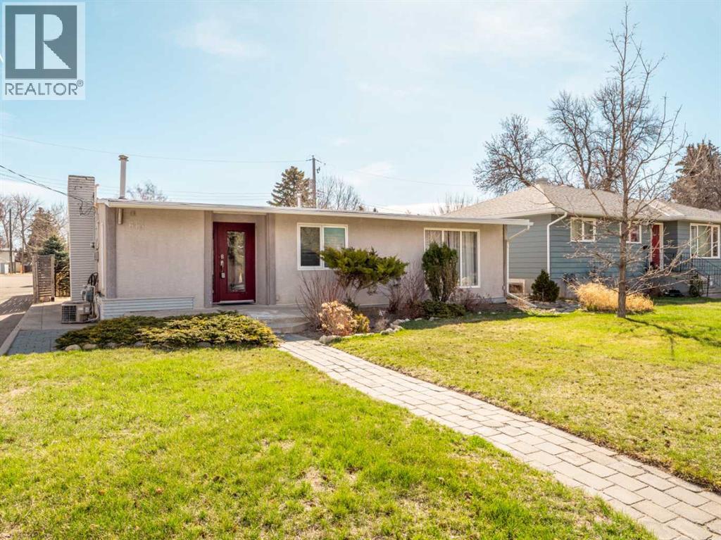 613 30 Street S, Lethbridge, Alberta  T1J 3V2 - Photo 1 - A2301061