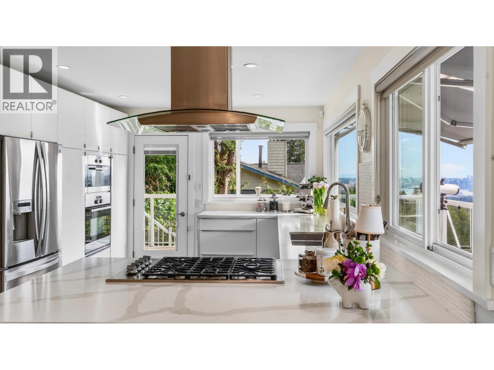 668 Alpine Court, North Vancouver, British Columbia  V7R 2L8 - Photo 10 - R3117061